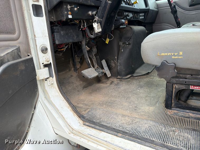 image for item FK0166 1998 International 4900 utility / service truck