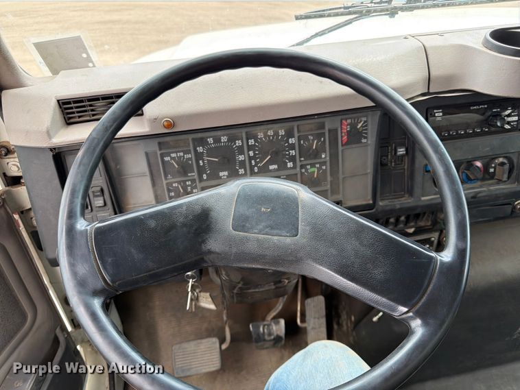 image for item FK0166 1998 International 4900 utility / service truck
