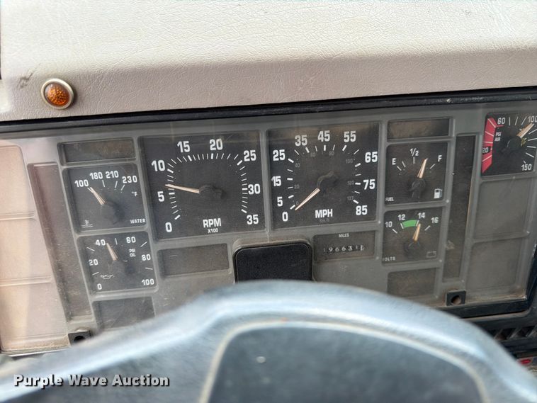 image for item FK0166 1998 International 4900 utility / service truck