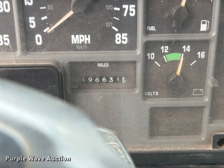 image for item FK0166 1998 International 4900 utility / service truck