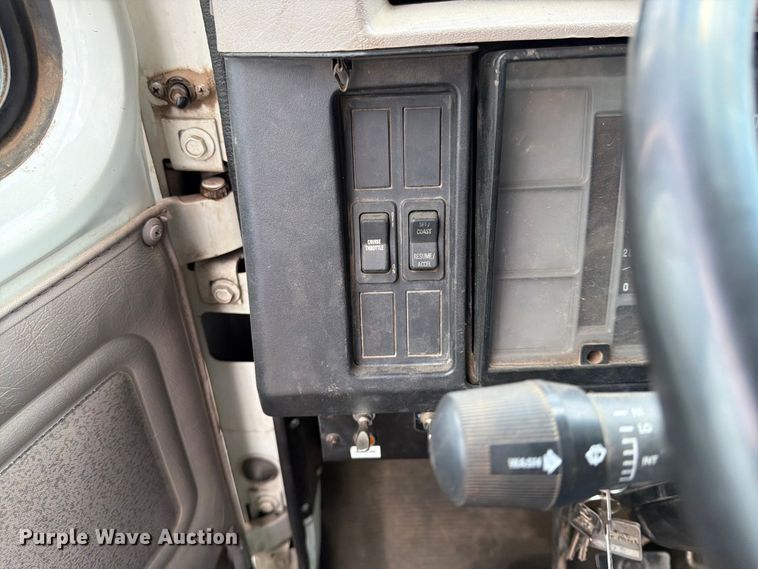image for item FK0166 1998 International 4900 utility / service truck