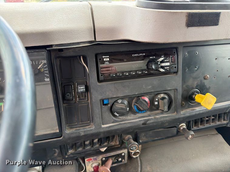 image for item FK0166 1998 International 4900 utility / service truck
