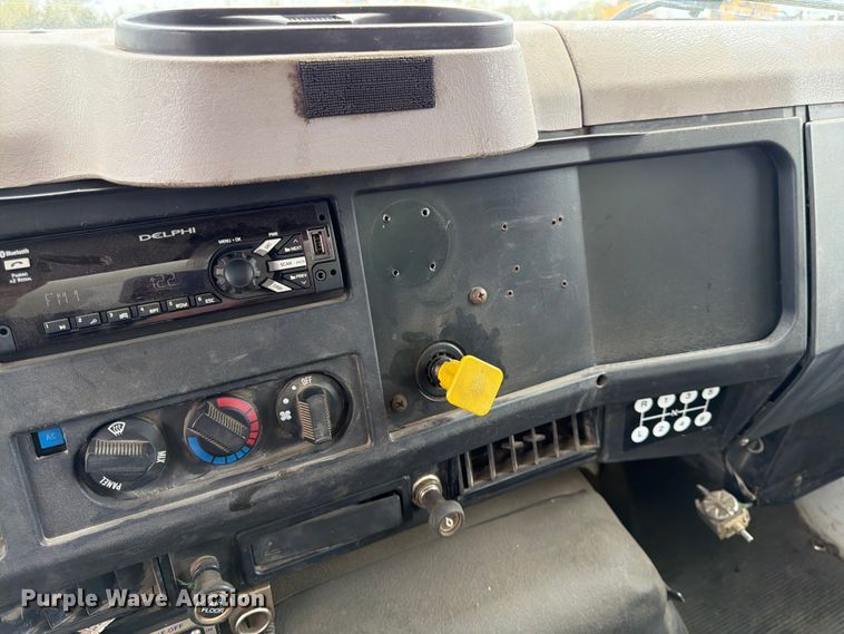 image for item FK0166 1998 International 4900 utility / service truck
