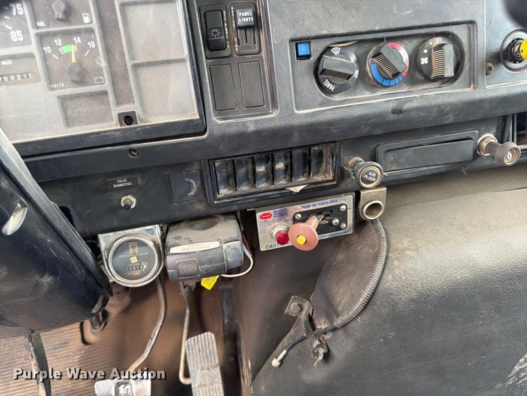 image for item FK0166 1998 International 4900 utility / service truck