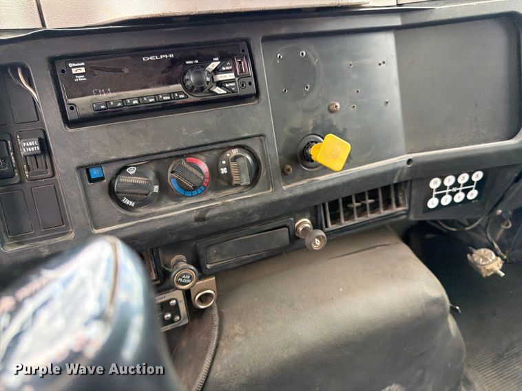 image for item FK0166 1998 International 4900 utility / service truck