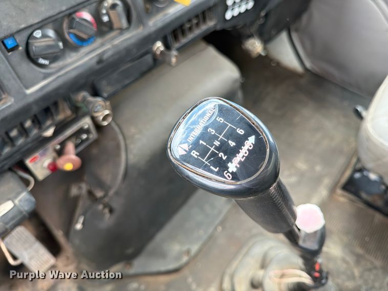 image for item FK0166 1998 International 4900 utility / service truck