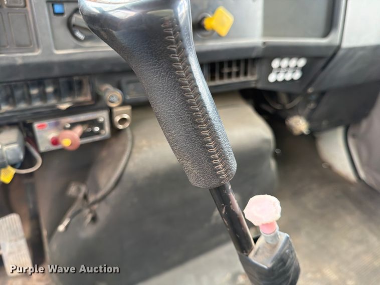 image for item FK0166 1998 International 4900 utility / service truck