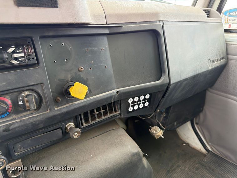 image for item FK0166 1998 International 4900 utility / service truck