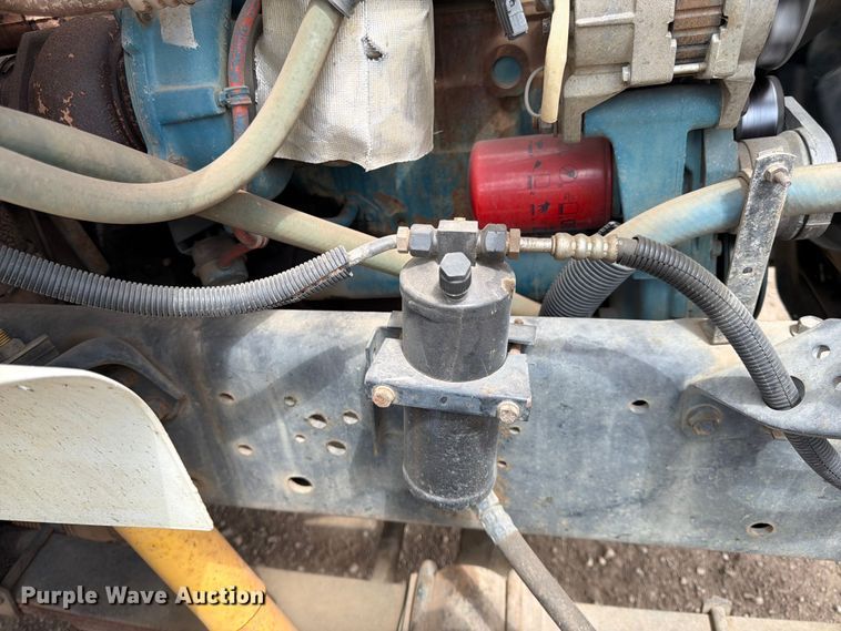 image for item FK0166 1998 International 4900 utility / service truck