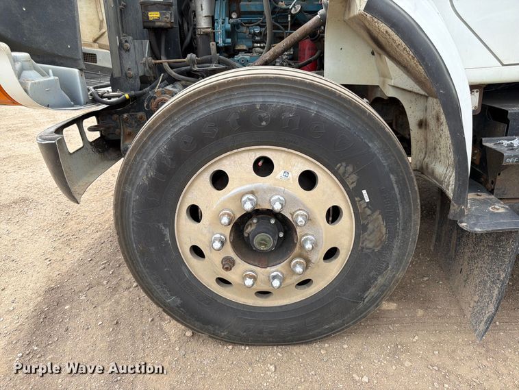 image for item FK0166 1998 International 4900 utility / service truck