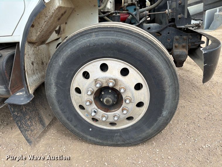 image for item FK0166 1998 International 4900 utility / service truck