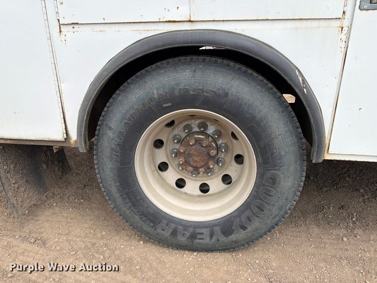 image for item FK0166 1998 International 4900 utility / service truck