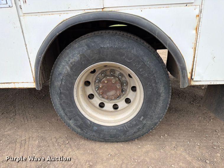 image for item FK0166 1998 International 4900 utility / service truck