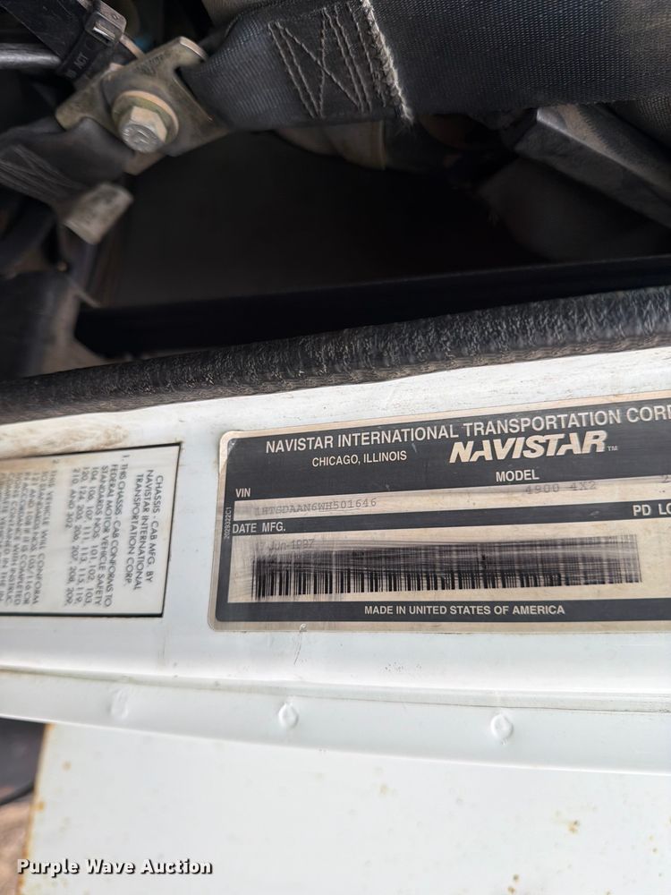 image for item FK0166 1998 International 4900 utility / service truck