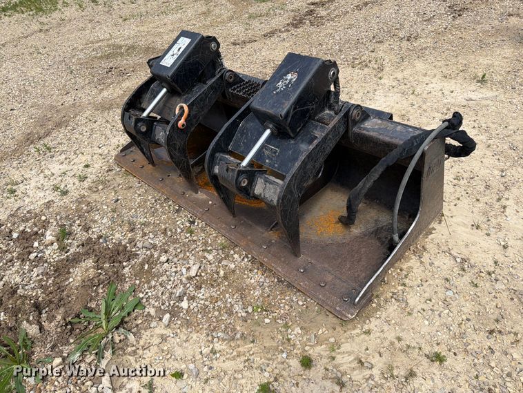 image for item FK0188 2013 Caterpillar skid steer grapple bucket