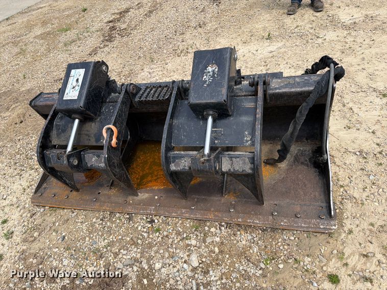 image for item FK0188 2013 Caterpillar skid steer grapple bucket