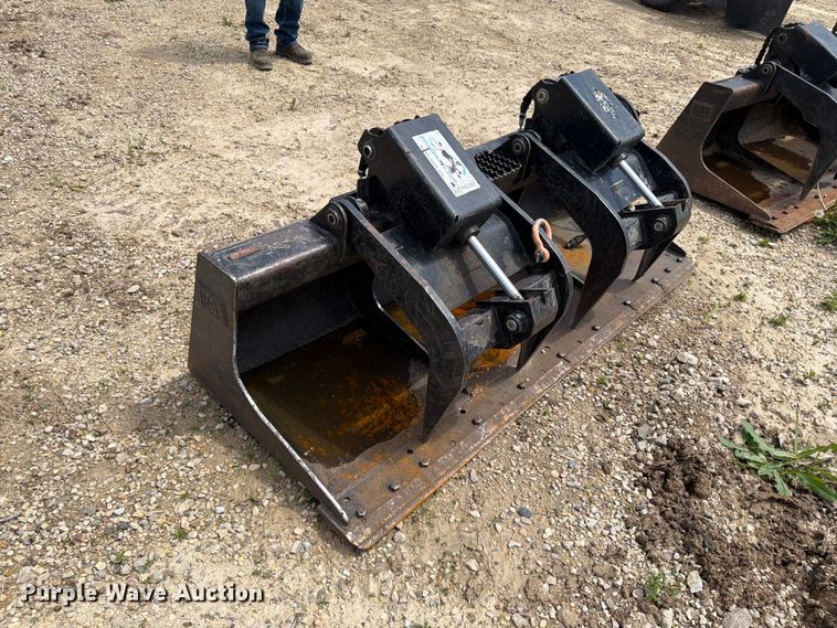 image for item FK0188 2013 Caterpillar skid steer grapple bucket
