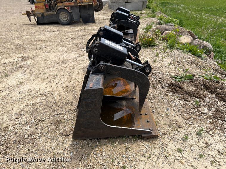 image for item FK0188 2013 Caterpillar skid steer grapple bucket