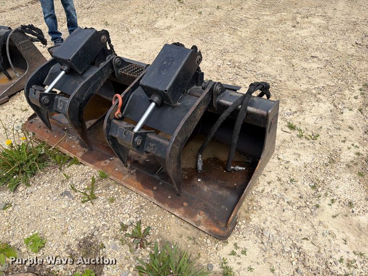 image for item FK0189 Caterpillar skid steer grapple bucket