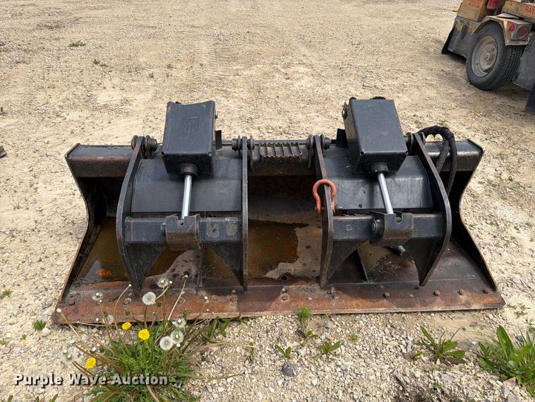 image for item FK0189 Caterpillar skid steer grapple bucket