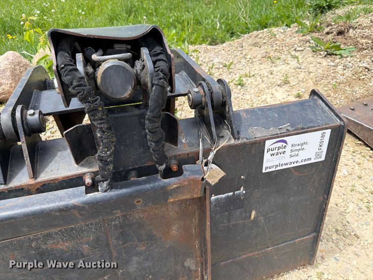 image for item FK0189 Caterpillar skid steer grapple bucket