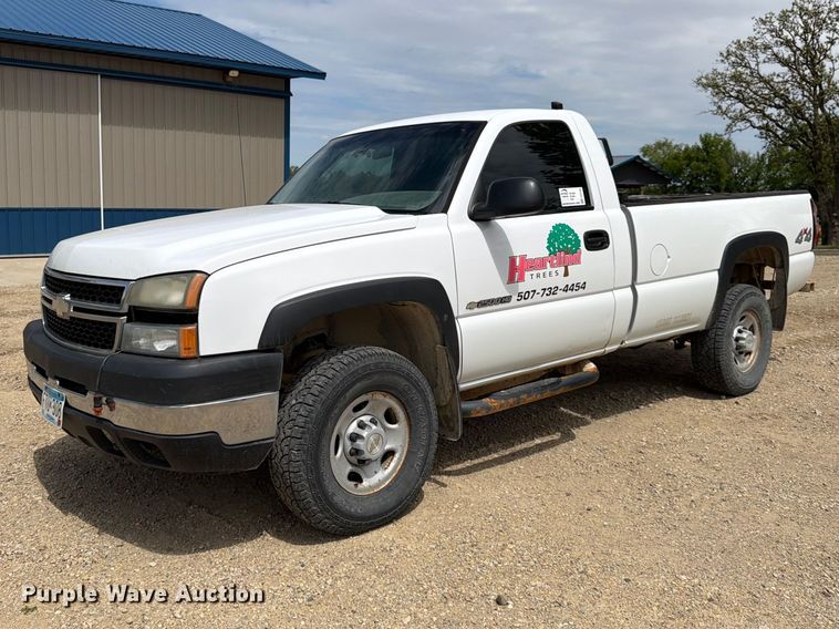 2007 Chevrolet Silverado 2500HD LT dump bed pickup truck