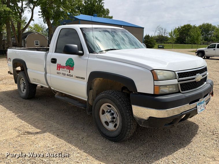 image for item FK0192 2007 Chevrolet Silverado 2500HD LT dump bed pickup truck