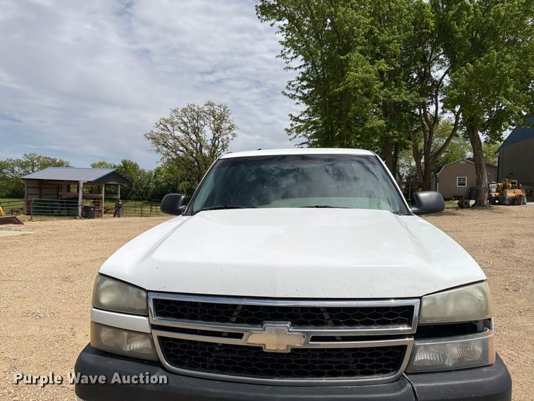 image for item FK0192 2007 Chevrolet Silverado 2500HD LT dump bed pickup truck