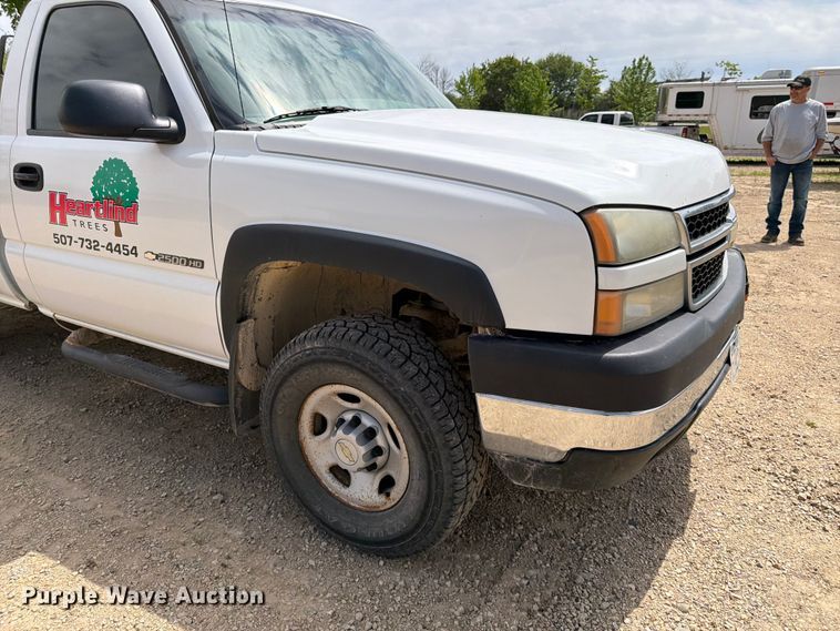 image for item FK0192 2007 Chevrolet Silverado 2500HD LT dump bed pickup truck