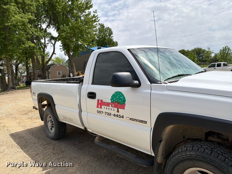 image for item FK0192 2007 Chevrolet Silverado 2500HD LT dump bed pickup truck