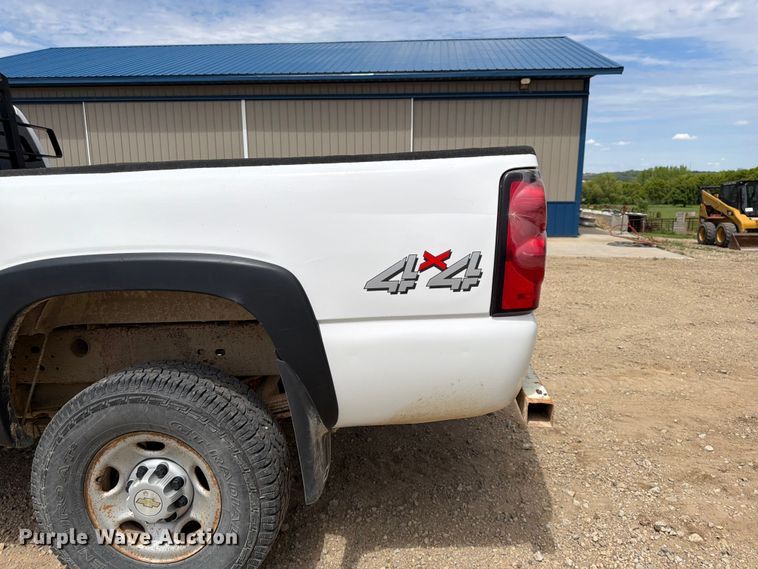 image for item FK0192 2007 Chevrolet Silverado 2500HD LT dump bed pickup truck