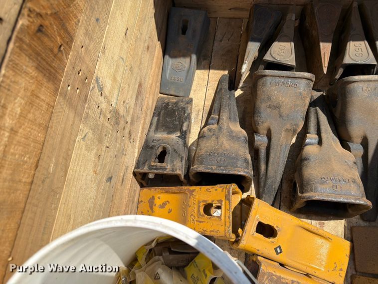 image for item FK0197 John Deere  excavator bucket teeth