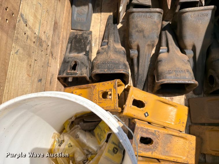image for item FK0197 John Deere  excavator bucket teeth