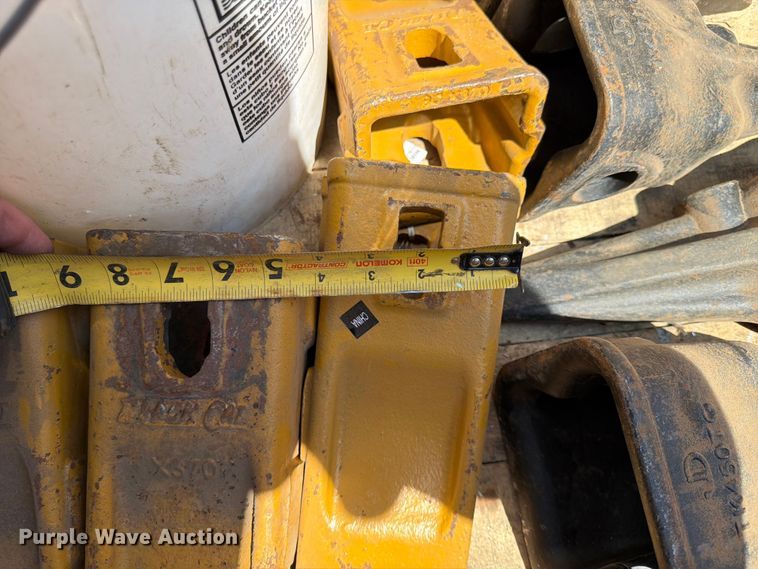 image for item FK0197 John Deere  excavator bucket teeth