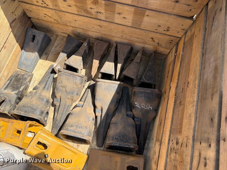 image for item FK0197 John Deere  excavator bucket teeth