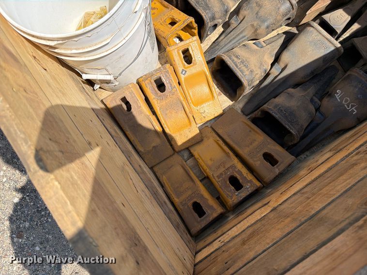 image for item FK0197 John Deere  excavator bucket teeth