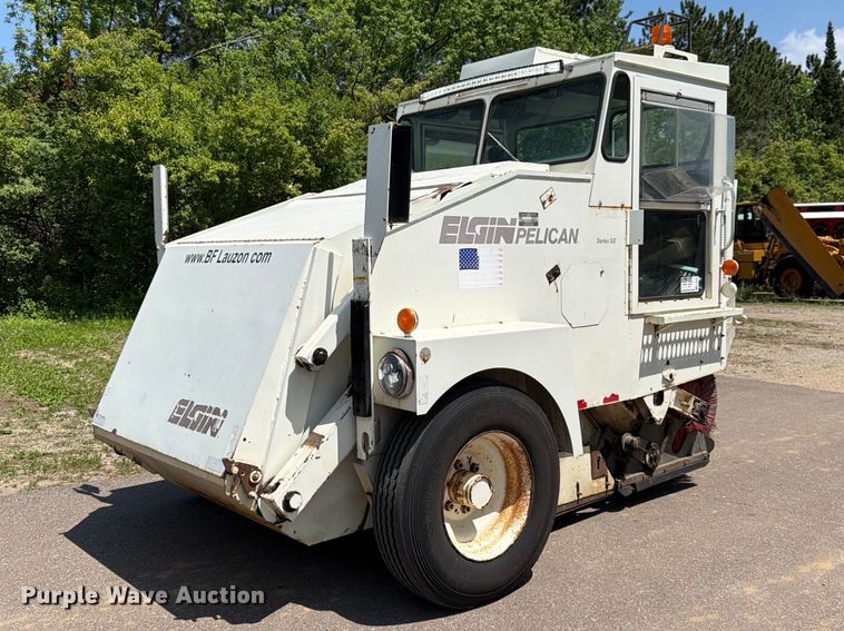 1994 Elgin Pelican S street sweeper
