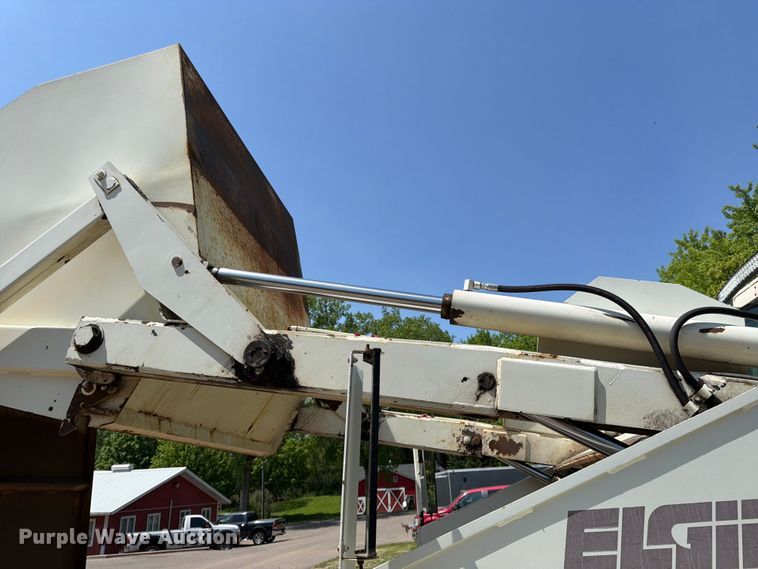 image for item FK0202 1994 Elgin Pelican S street sweeper