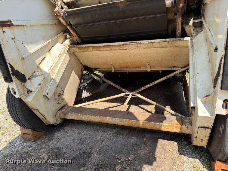 image for item FK0202 1994 Elgin Pelican S street sweeper