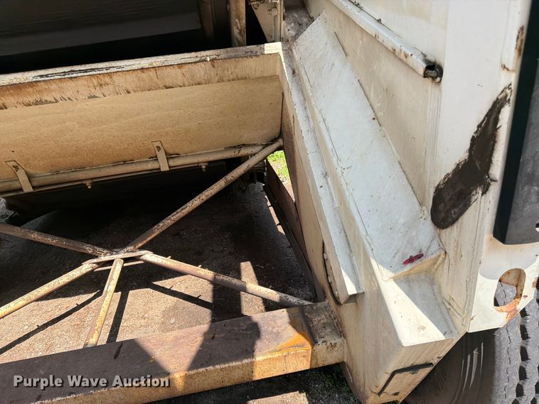 image for item FK0202 1994 Elgin Pelican S street sweeper