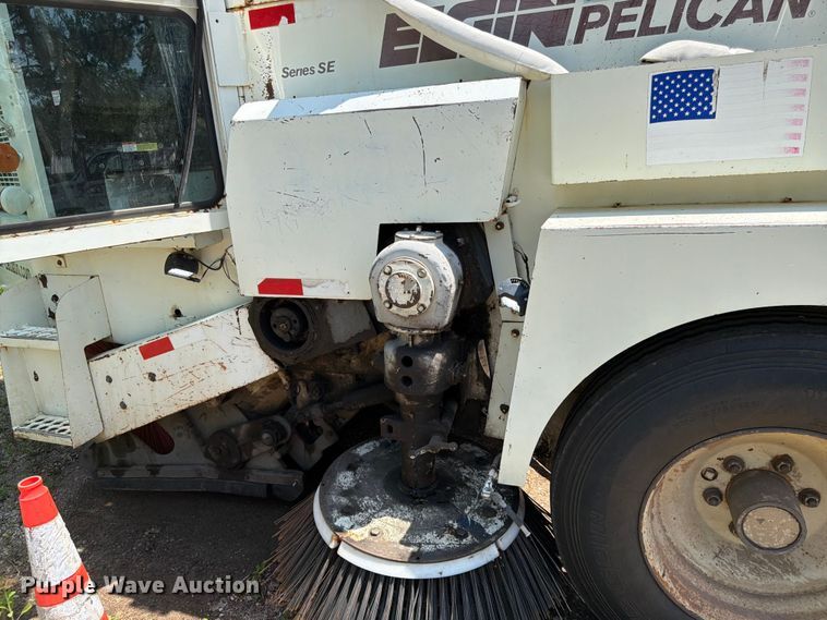 image for item FK0202 1994 Elgin Pelican S street sweeper