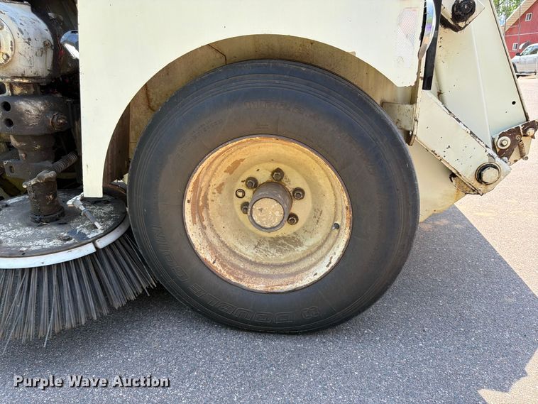 image for item FK0202 1994 Elgin Pelican S street sweeper