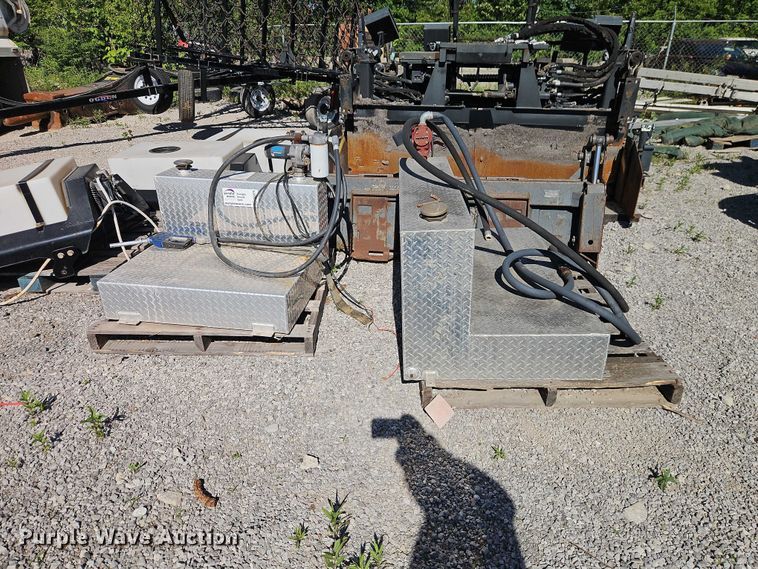 image for item FN5679 (2) fuel tanks