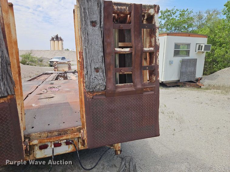 image for item FN5683 1977 Fruehauf C-40L equipment trailer