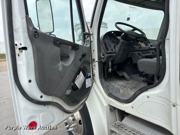 image for item NA9313 2007 Freightliner Business Class M2 utility / service truck
