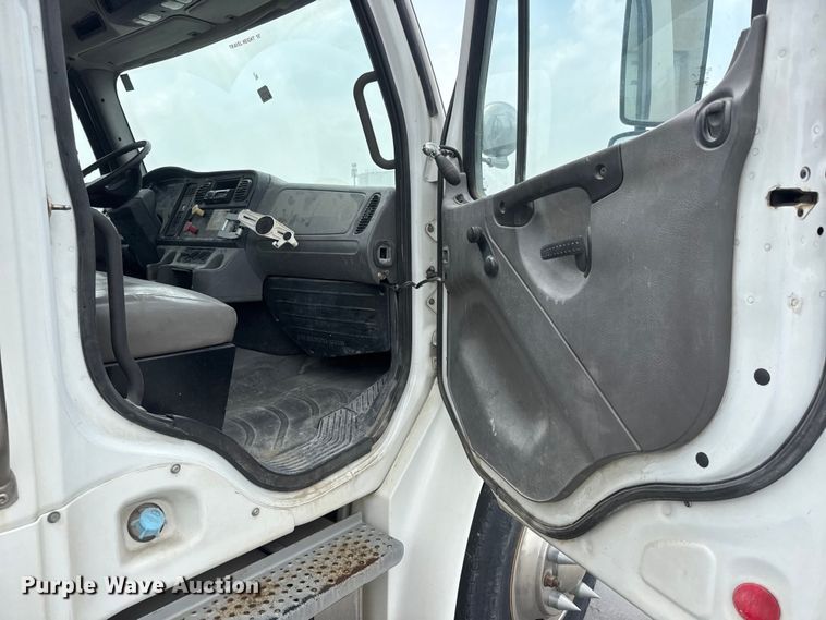 image for item NA9313 2007 Freightliner Business Class M2 utility / service truck