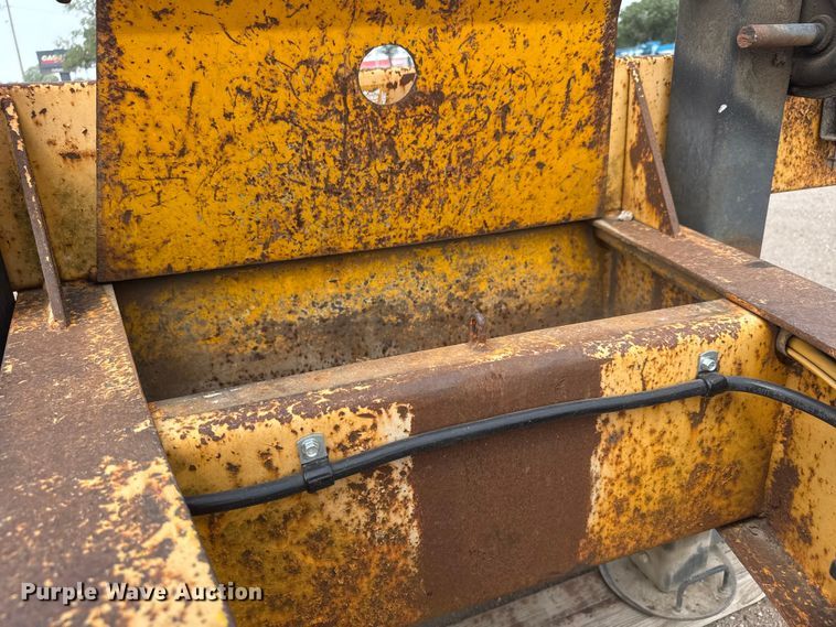 image for item NA9318 2002 Trail King TK20LP-2500 equipment trailer