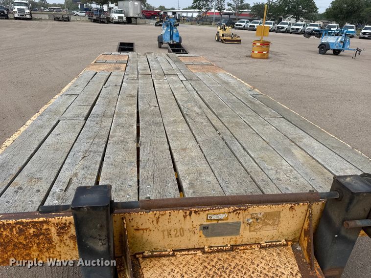 image for item NA9318 2002 Trail King TK20LP-2500 equipment trailer