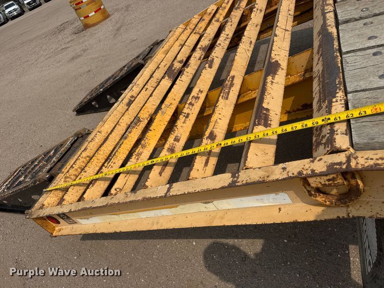 image for item NA9318 2002 Trail King TK20LP-2500 equipment trailer