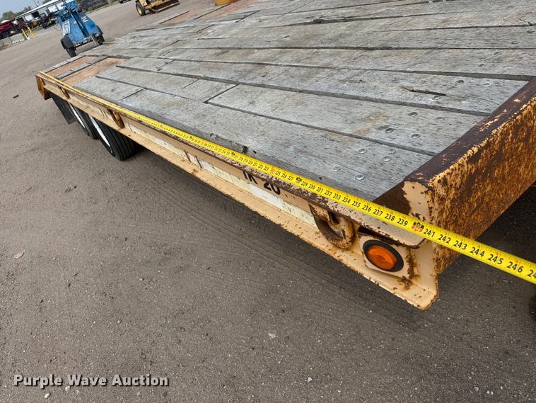 image for item NA9318 2002 Trail King TK20LP-2500 equipment trailer